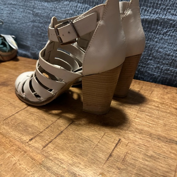 Seychelles Off White Strappy Heels - comfy & sexy - Picture 4 of 5
